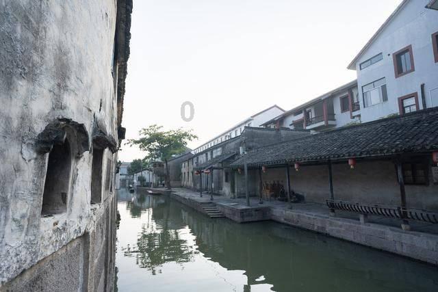 成都高温市民涌入地铁站纳凉，高温天气该如何正确避暑？